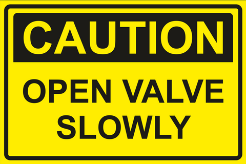 Caution : open valve slowly safety sign. (CAU105)